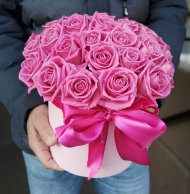 29 розовых роз в коробке