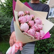 Букет из 19 пионов